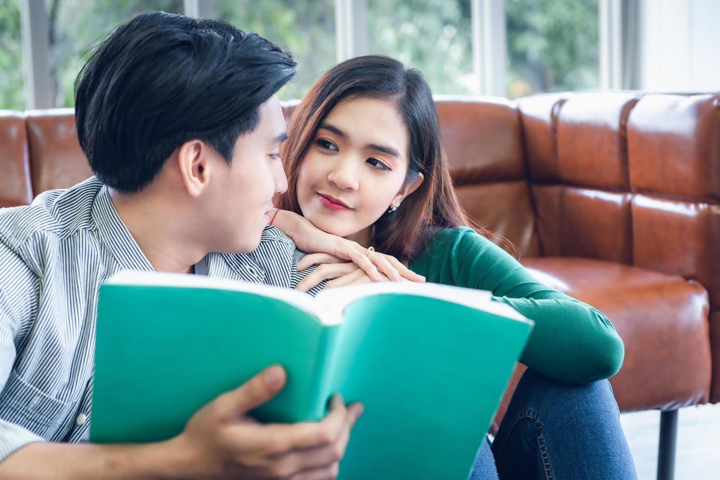 retrato de jovem casal lendo foto