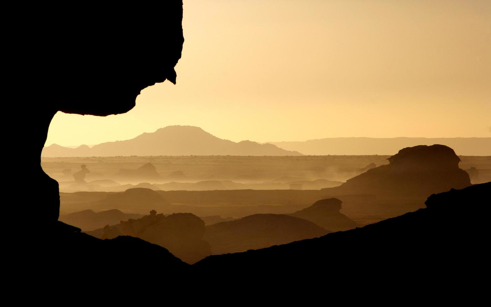 silhuetas de montanha ao pôr do sol foto