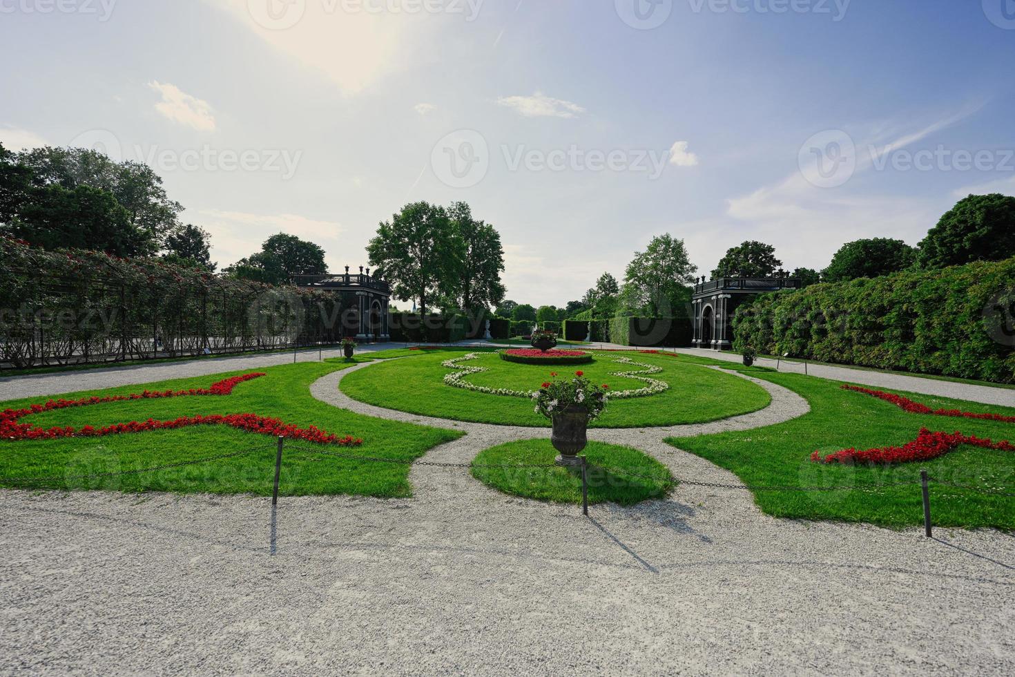 jardim do famoso palácio schonbrunn em viena, áustria. foto