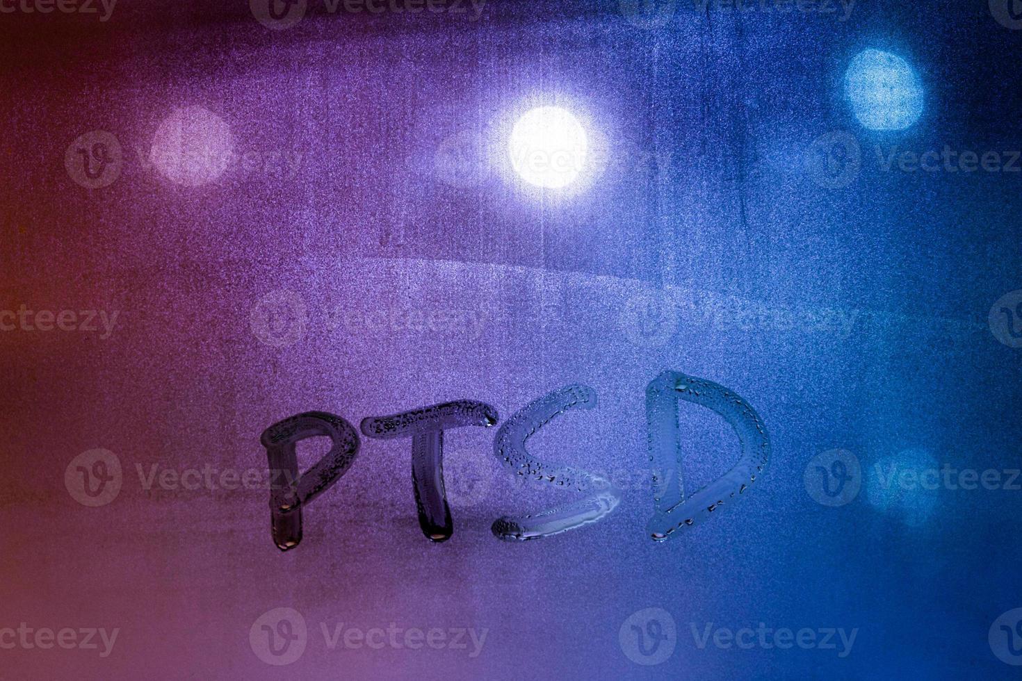 abreviatura ptsd - transtorno de estresse pós-traumático - escrito à mão no vidro da janela molhada à noite foto