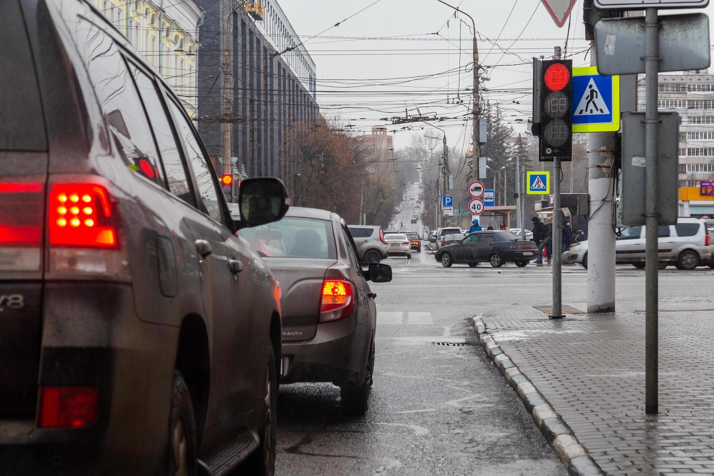 tula, rússia - 21 de novembro de 2020, carros de rua diurnos de inverno e tráfego de pedestres em estradas transversais foto