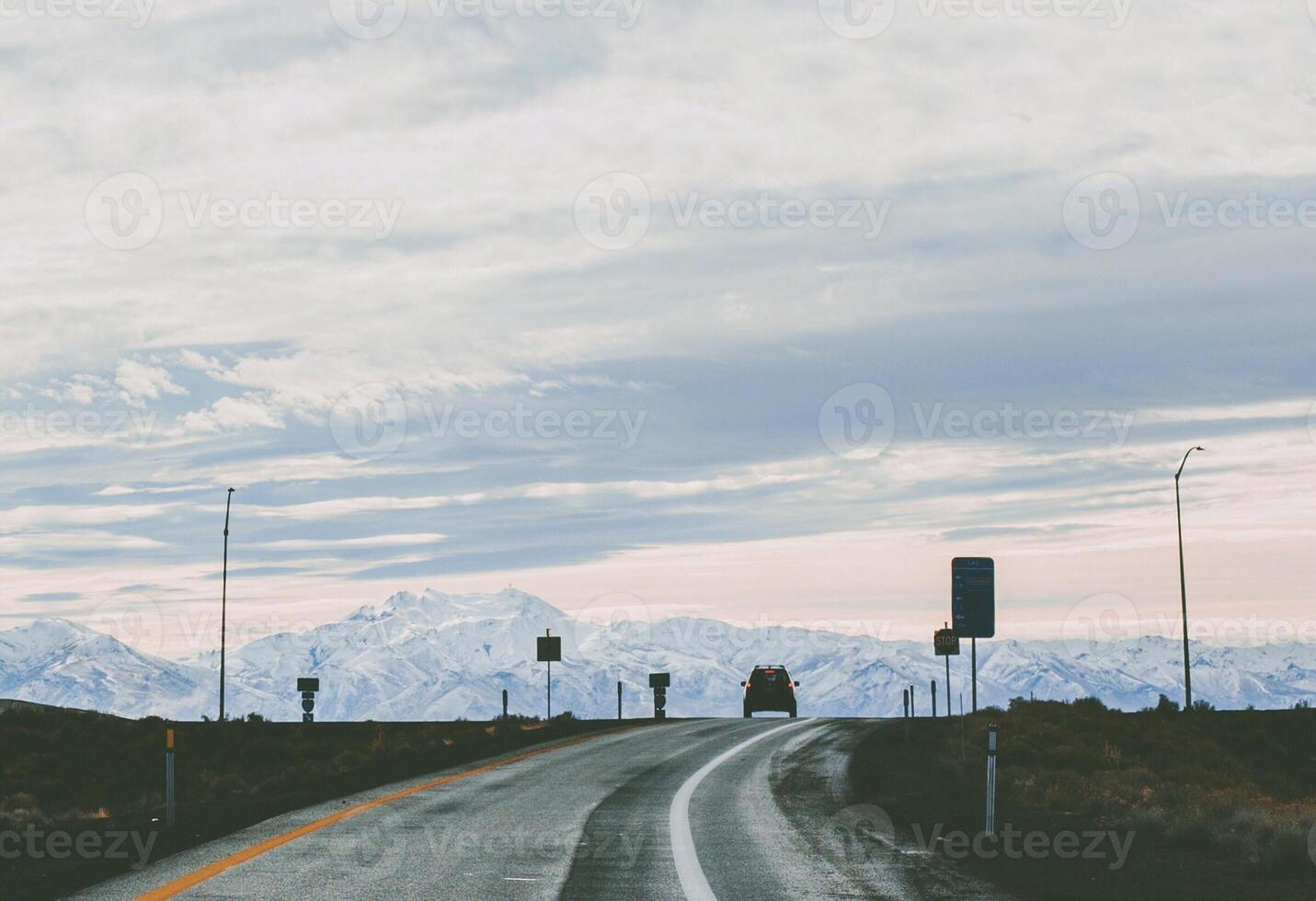 dirigindo na estrada ao pôr do sol foto