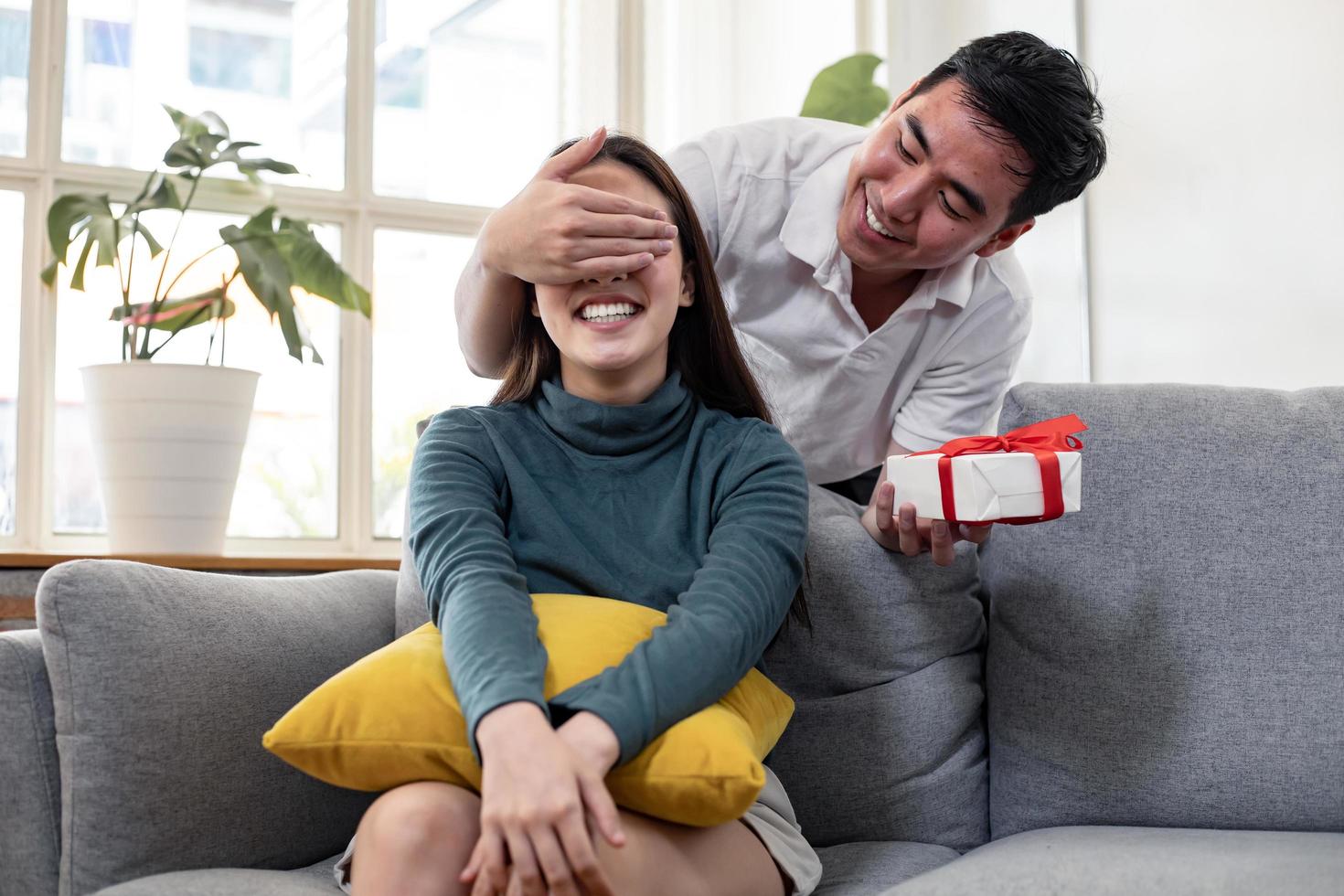 homem surpreende a namorada com um presente foto