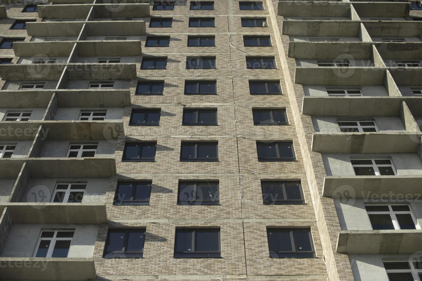 janelas no novo edifício. construção de casa. foto