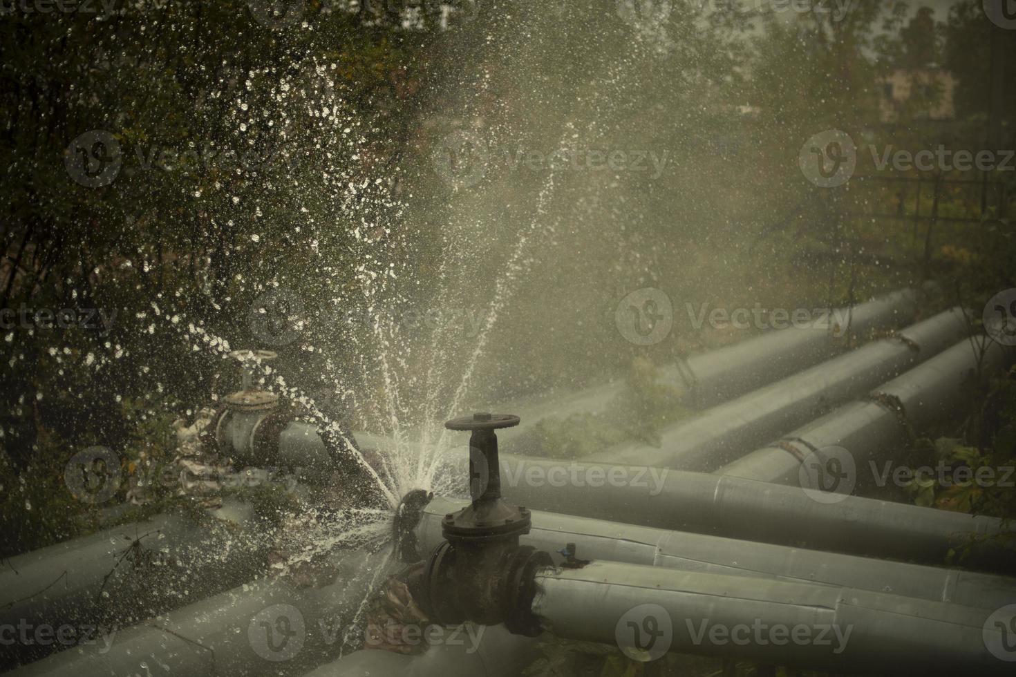 cano estourado. derramamento de água. acidente de tubulação. é uma situação perigosa. foto