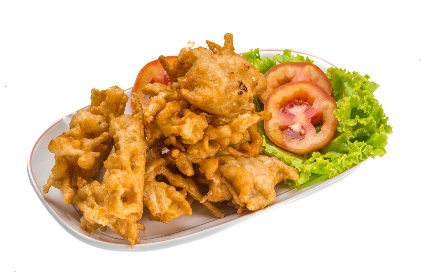 tempura no prato e fundo branco foto