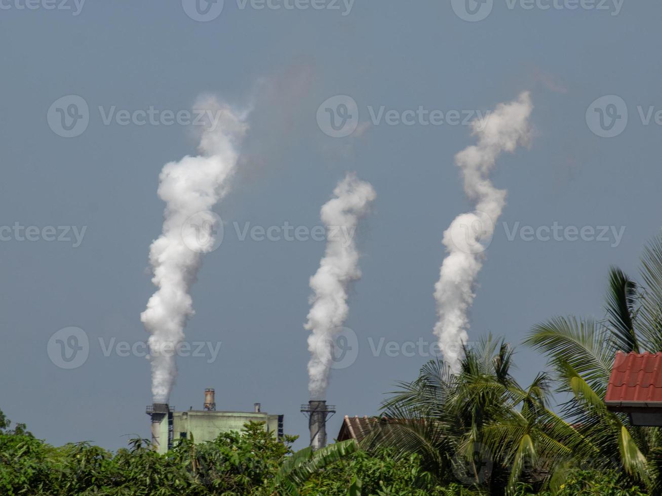 fumaça preta de chaminés industriais má ecologia foto