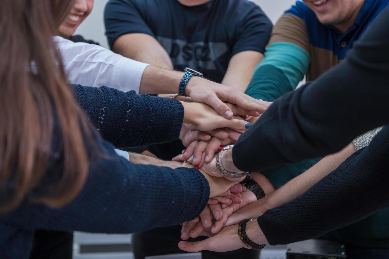 alunos comemorando projeto concluído com sucesso foto