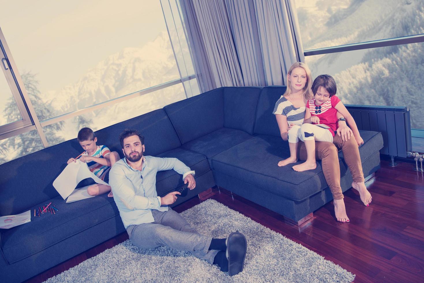 família jovem feliz jogando juntos no sofá foto