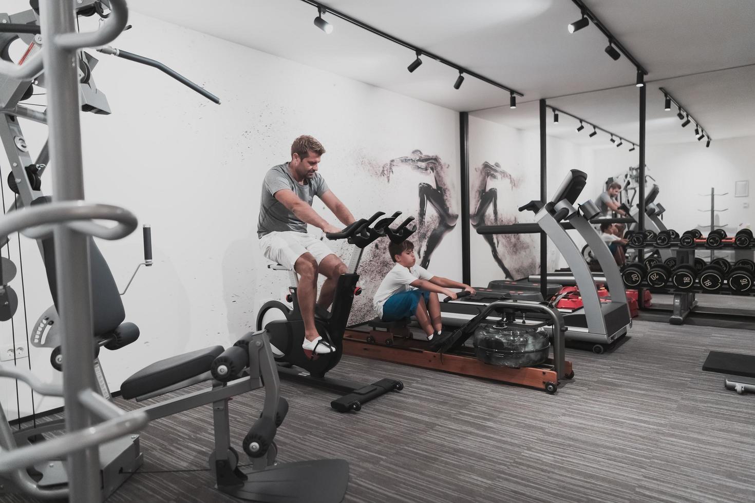 pai e filho treinam juntos na academia em casa. o conceito de vida saudável. foco seletivo foto