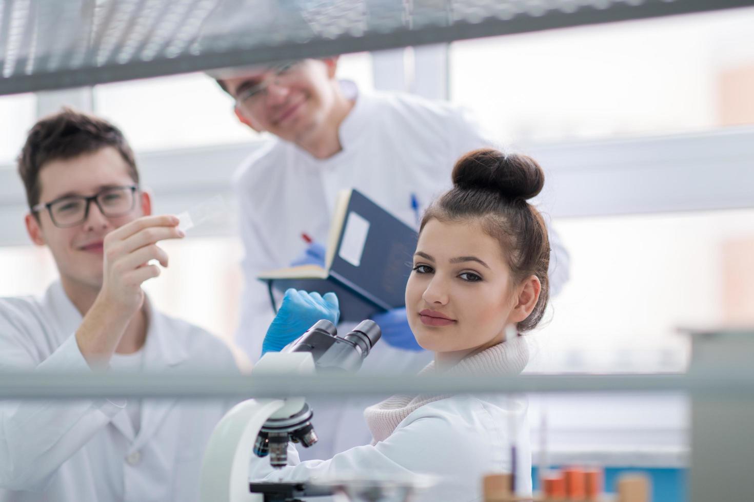 grupo de jovens estudantes de medicina fazendo pesquisa foto