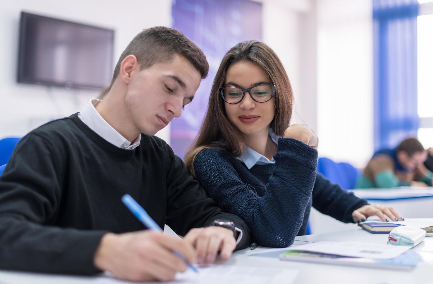 jovens estudantes escrevendo notas foto