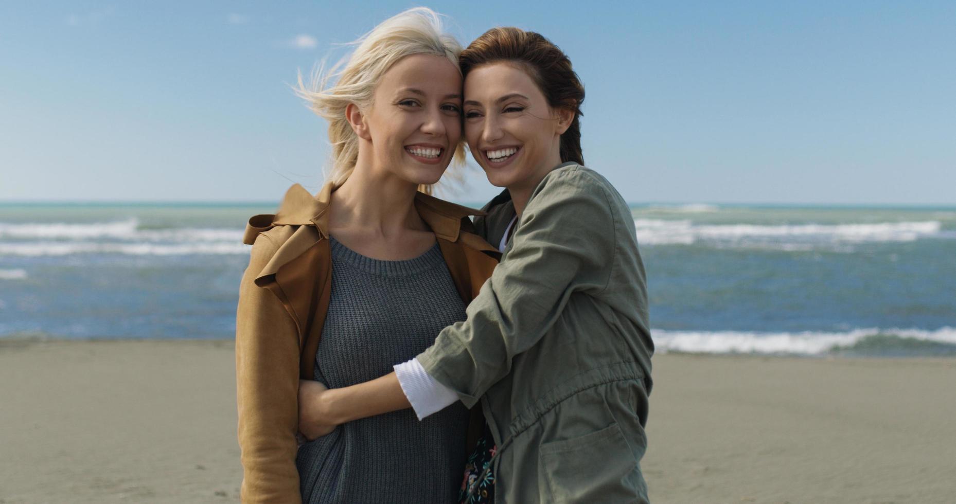 mulheres sorrindo e curtindo a vida na praia foto