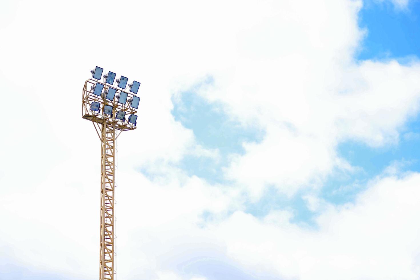 holofotes estádio de futebol foto