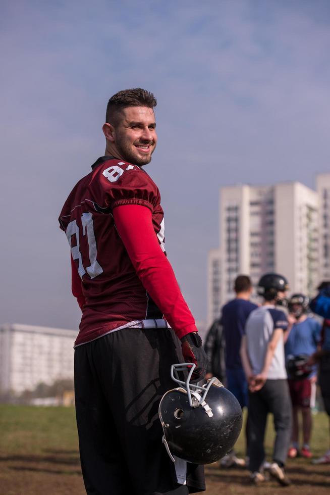 retrato de um jovem jogador de futebol americano foto