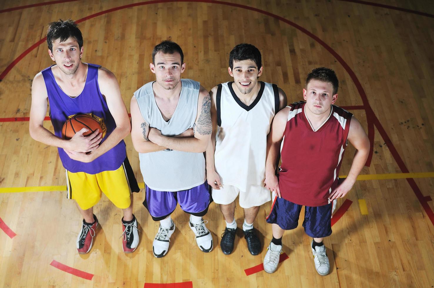 jogador de jogo de bola de basquete no pavilhão desportivo foto