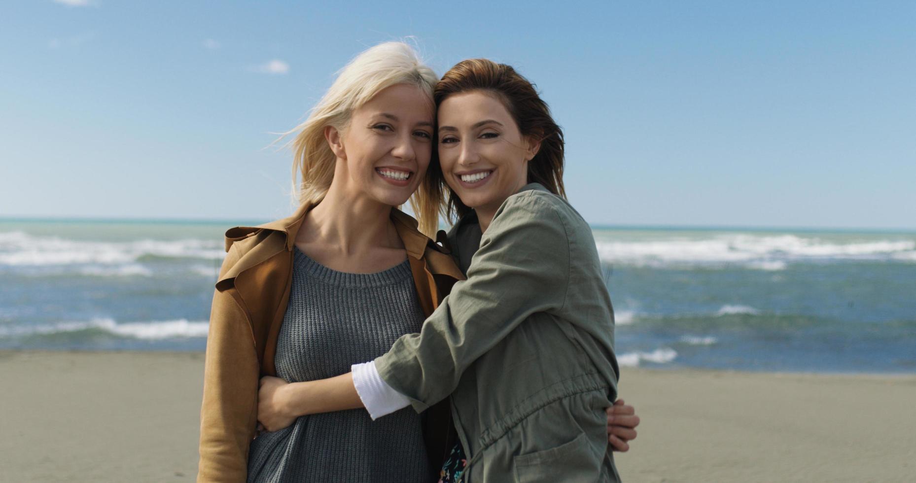 mulheres sorrindo e curtindo a vida na praia foto