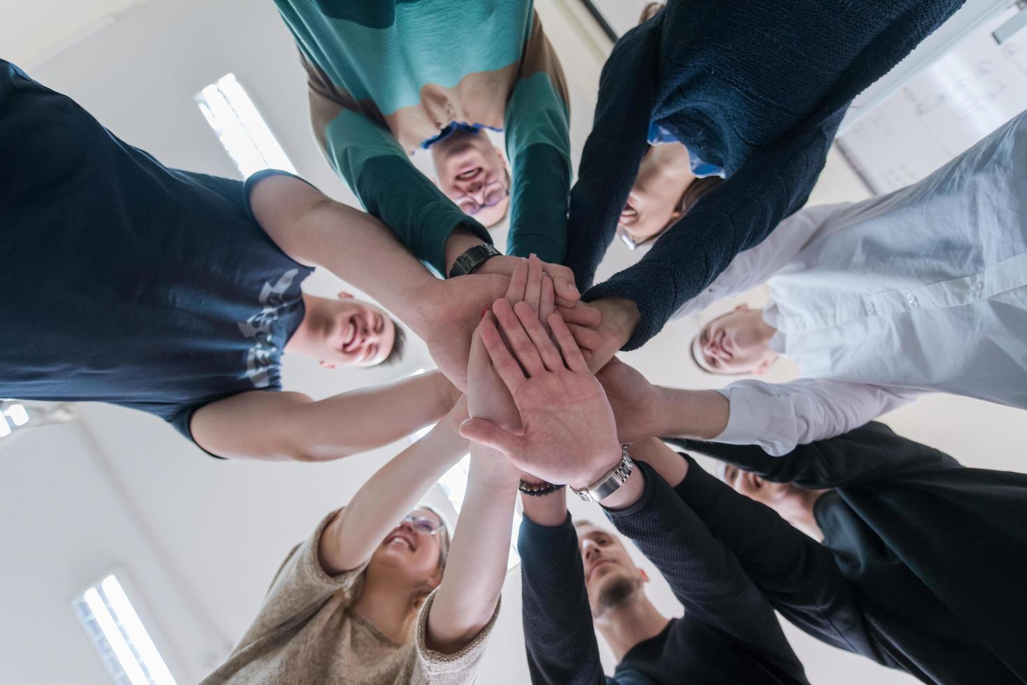 alunos comemorando projeto concluído com sucesso foto