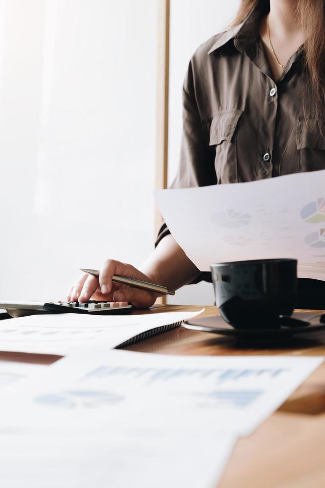 mulher no escritório olhando dados financeiros foto