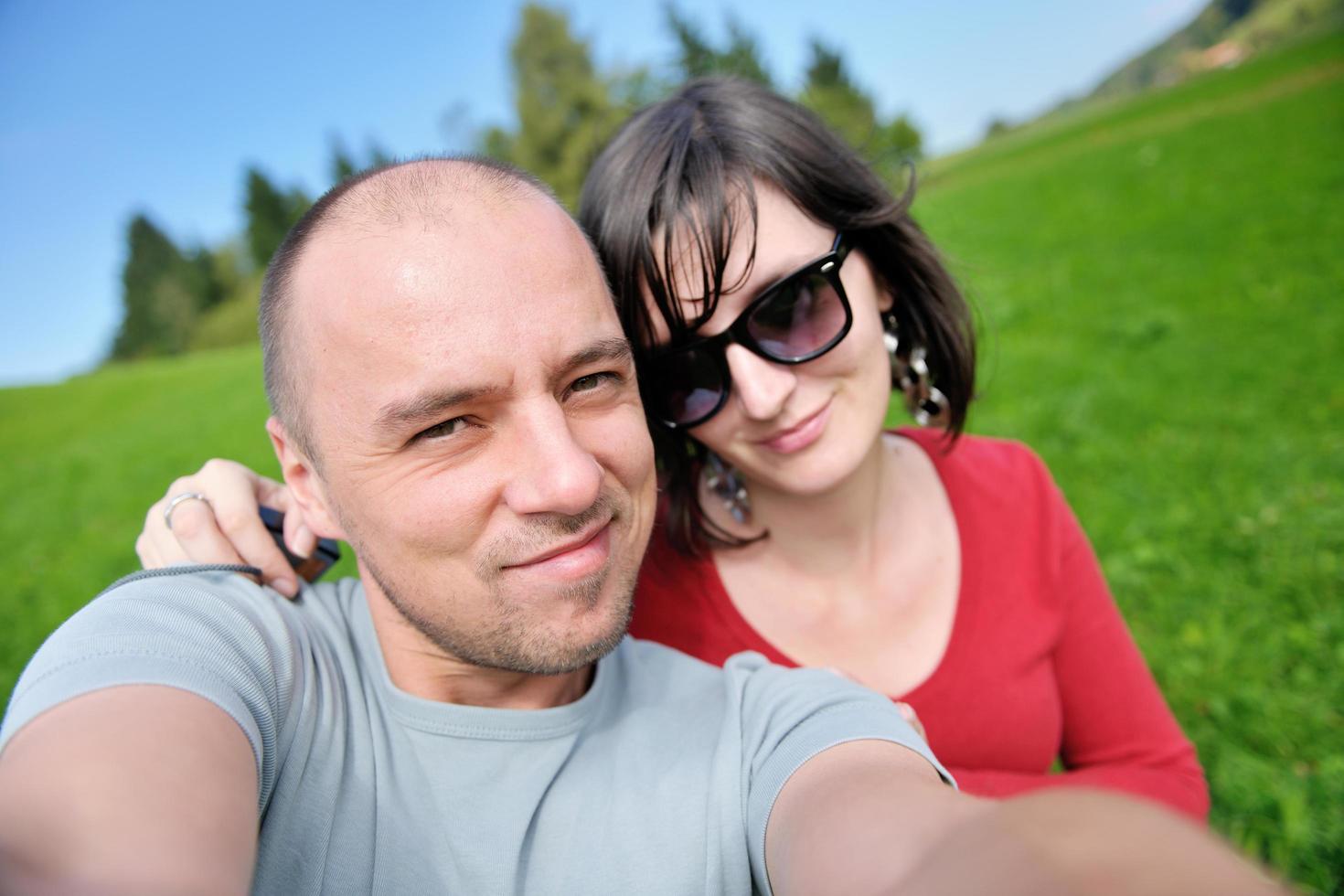 casal feliz ao ar livre foto