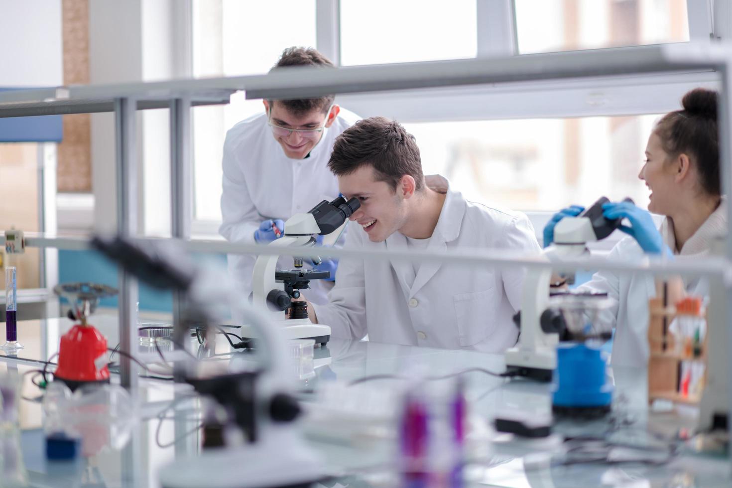 grupo de jovens estudantes de medicina fazendo pesquisa foto