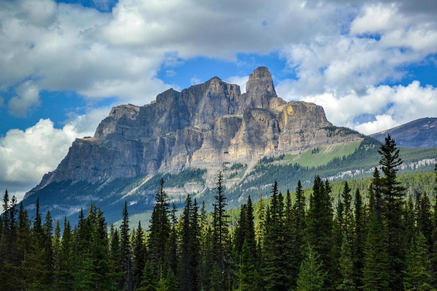 montanha majestosa nas montanhas rochosas canadenses foto