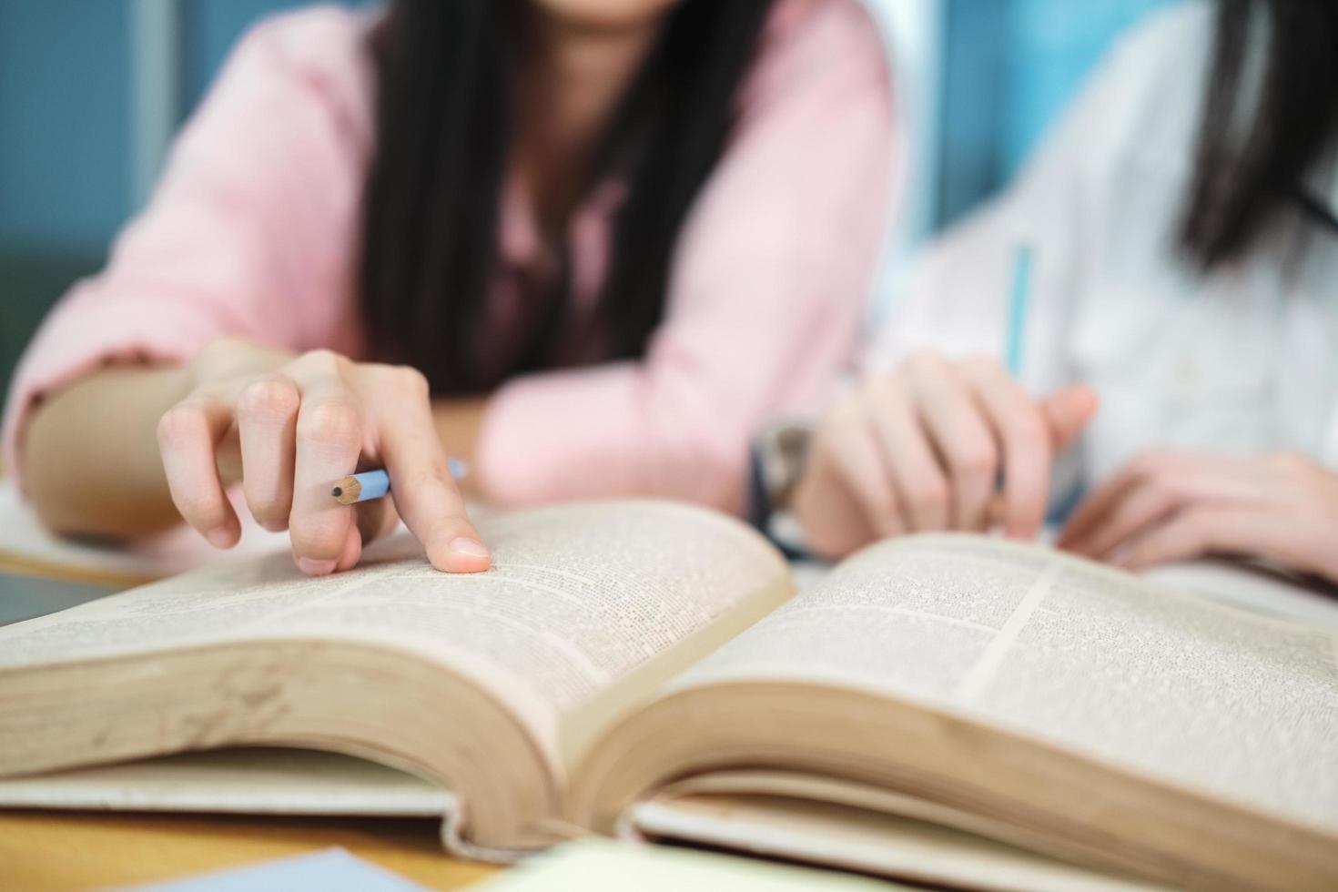 dois estudantes estudando juntos foto