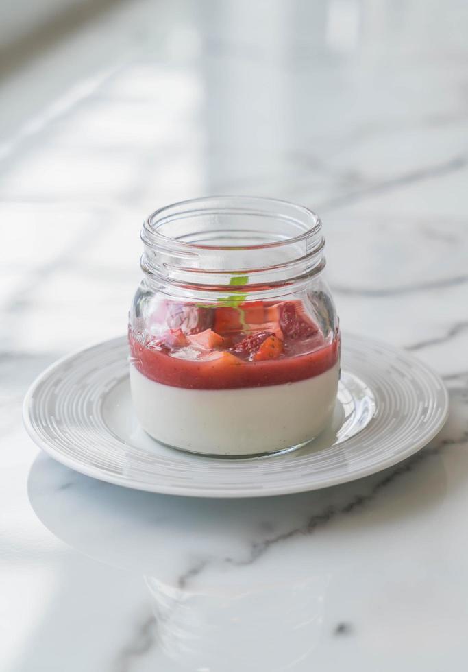 panna cotta com molho de morango foto