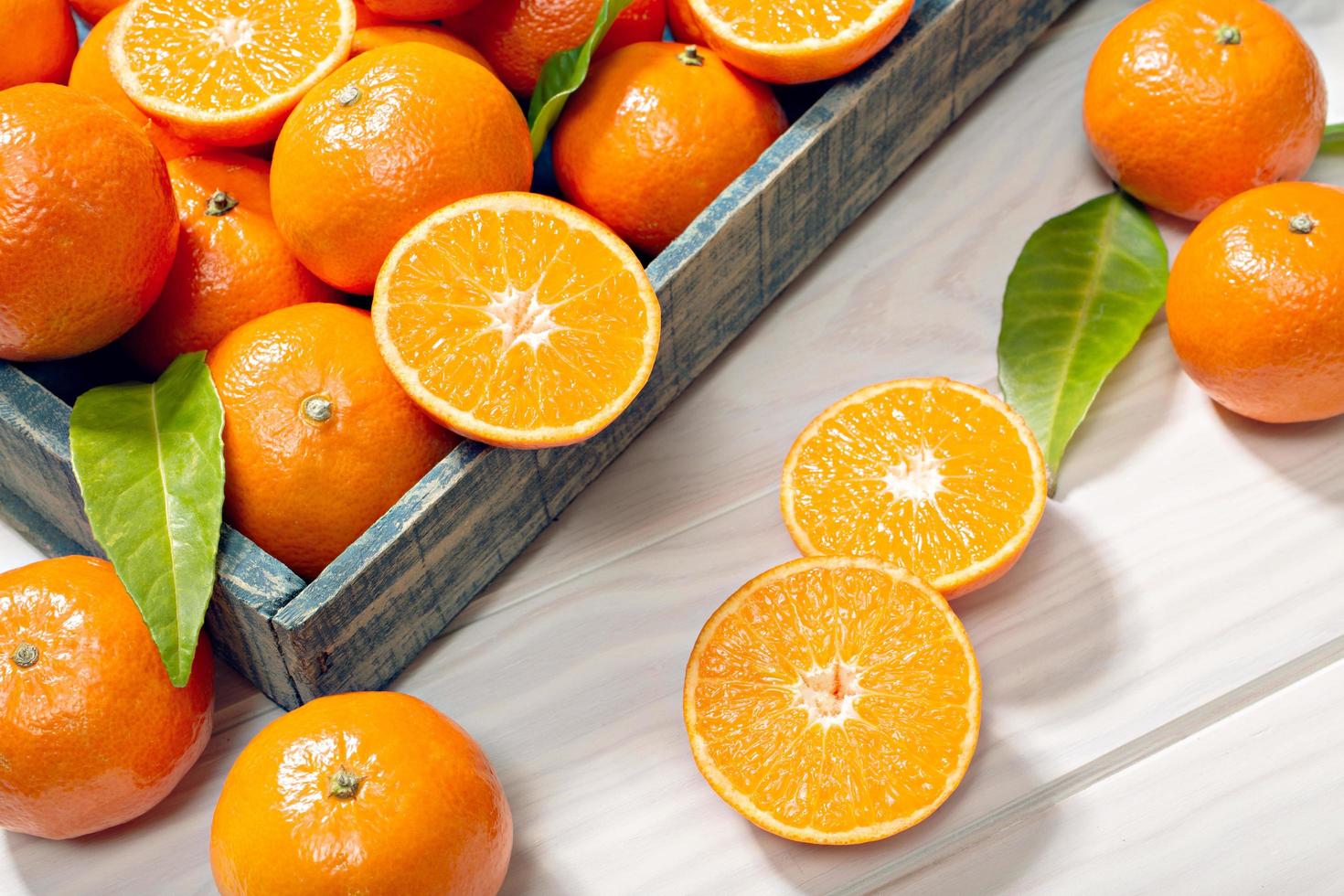 tangerinas frescas em uma caixa foto