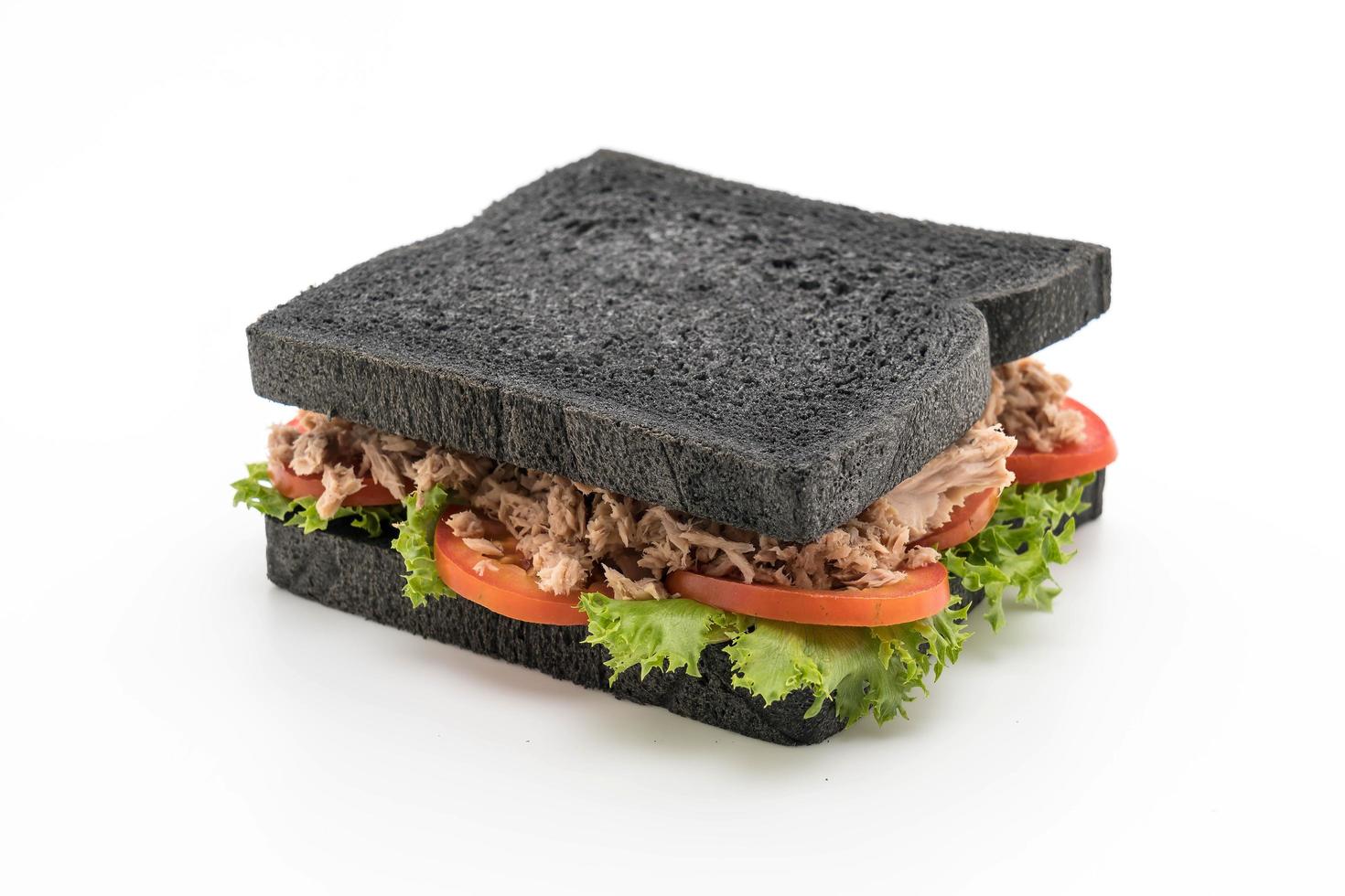 sanduíche de atum com carvão no fundo branco foto