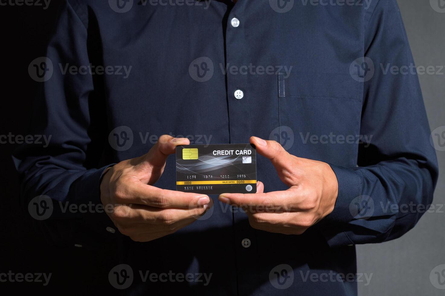 close-up de um empresário segurando um cartão de crédito foto