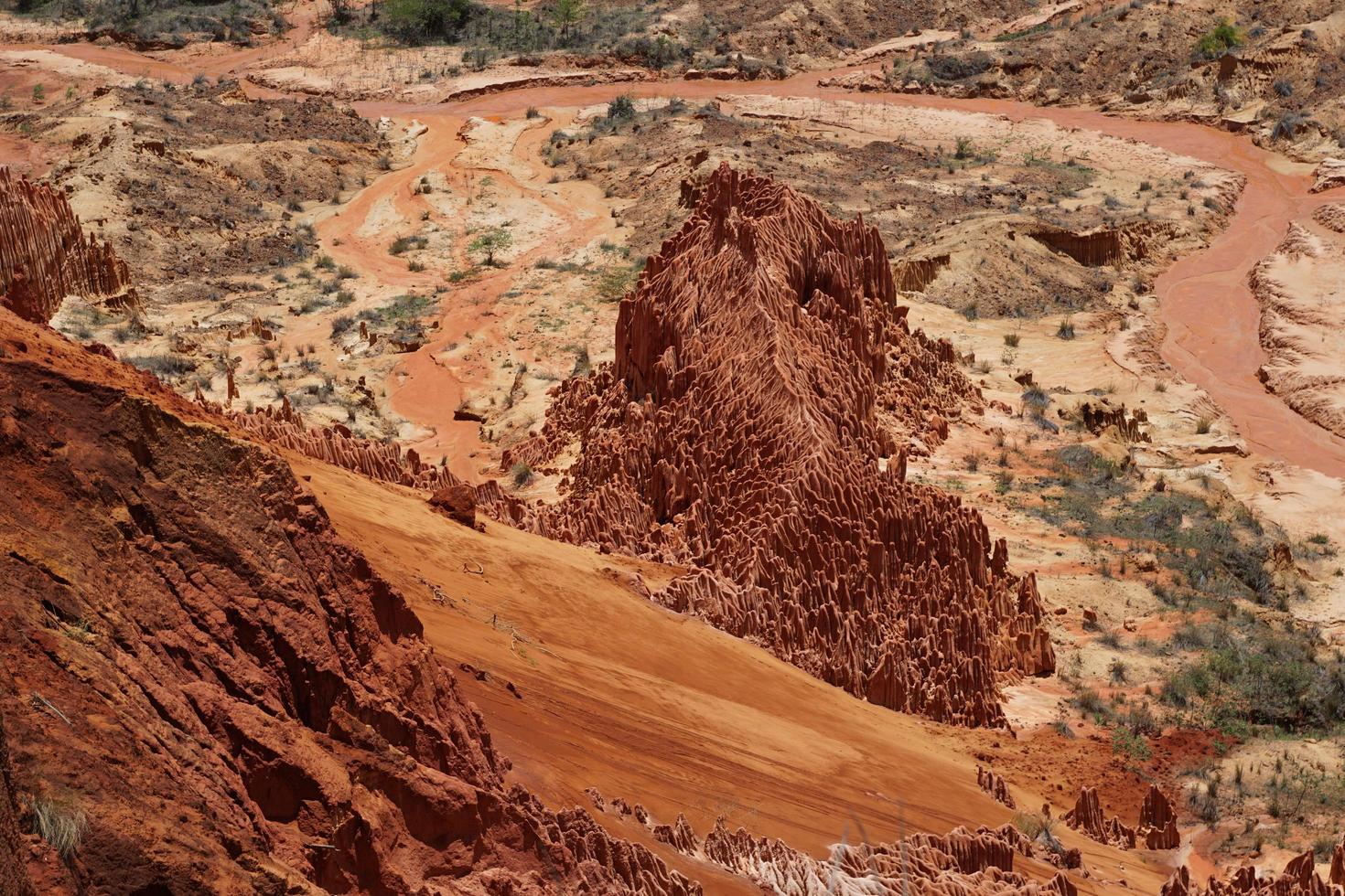 formações de pedra no parque nacional tsingy rouge foto