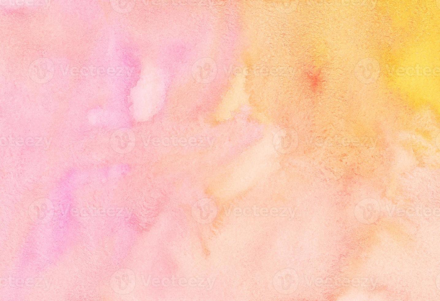 aquarela rosa pastel e fundo amarelo pintado à mão. manchas coloridas de aquarelle no papel. foto