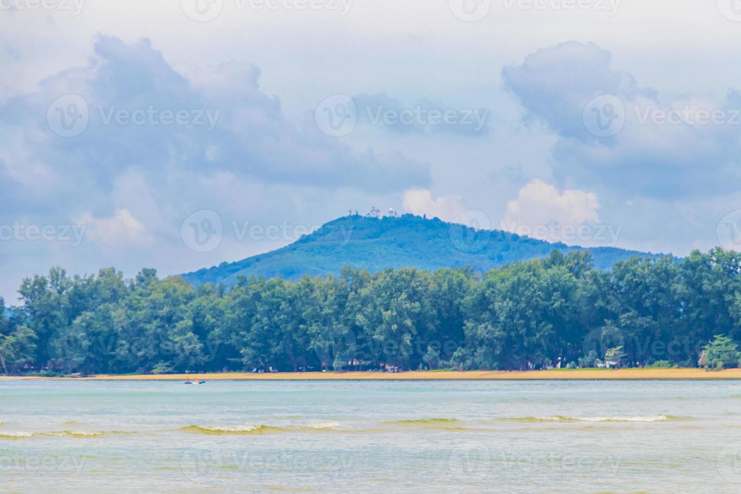 panorama da baía da praia de naiyang com água turquesa phuket tailândia. foto