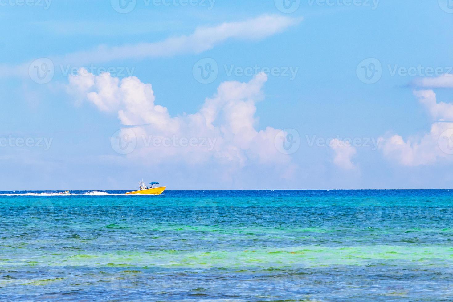 barcos iates navio jetty beach em playa del carmen méxico. foto