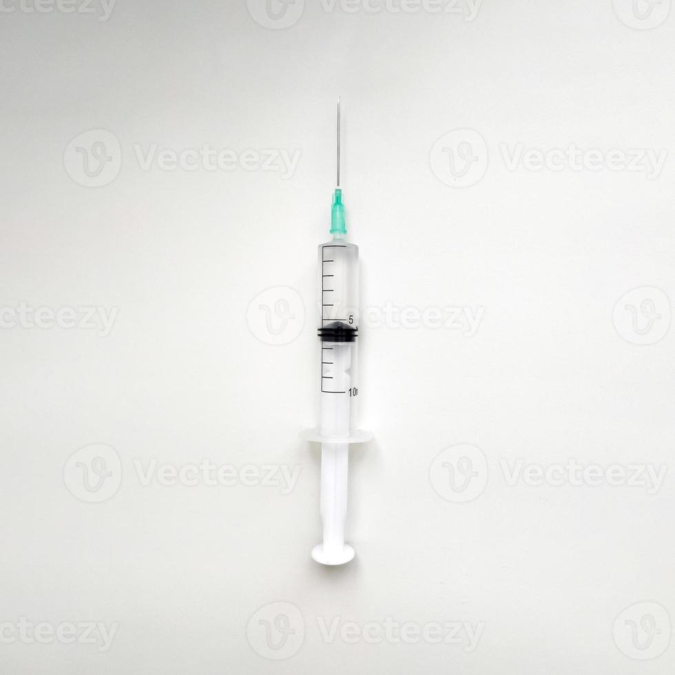seringa médica descartável com agulha no fundo branco foto