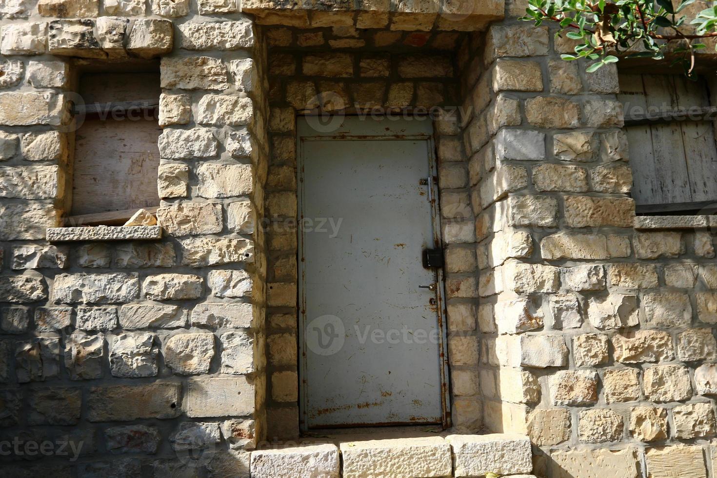 portas de entrada da cidade para um edifício em uma cidade grande em israel. foto