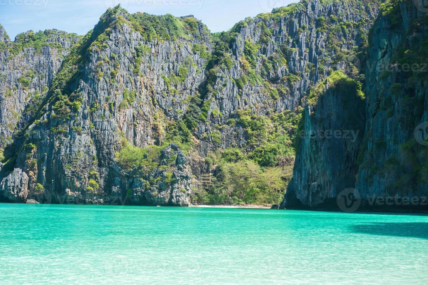 belas paisagens da praia da baía de maya na ilha de phi phi, krabi, tailândia. Marco, destino de viagem no sudeste da ásia, férias e conceito de férias foto