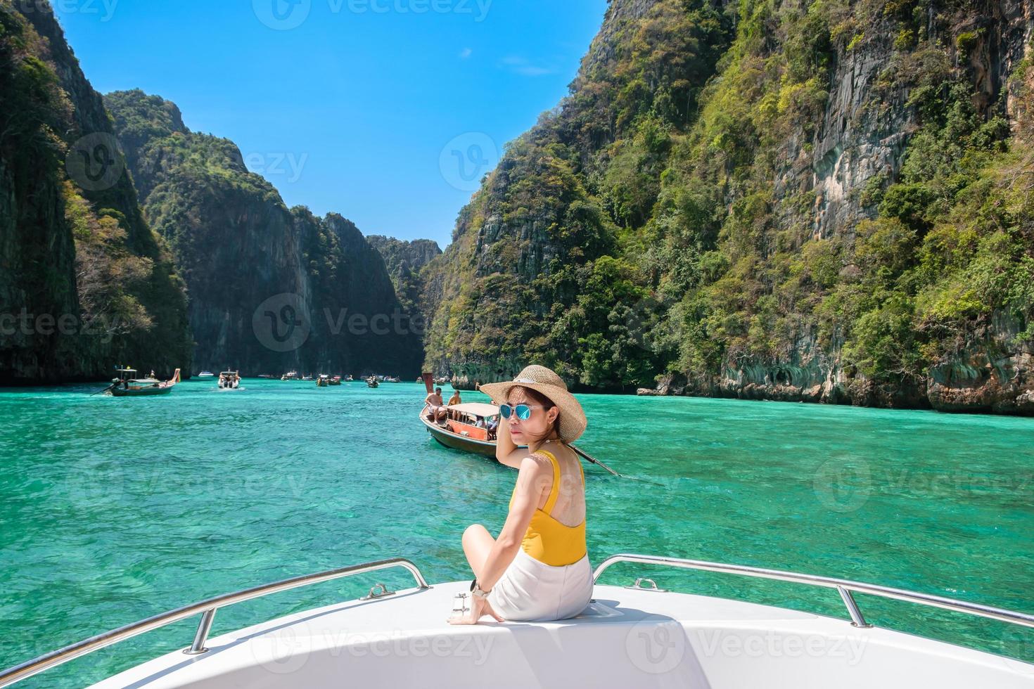 turista de mulher em viagem de barco, viajante feliz relaxando na lagoa de pileh na ilha de phi phi, krabi, tailândia. marco exótico, destino de viagem no sudeste da ásia, férias e conceito de férias foto