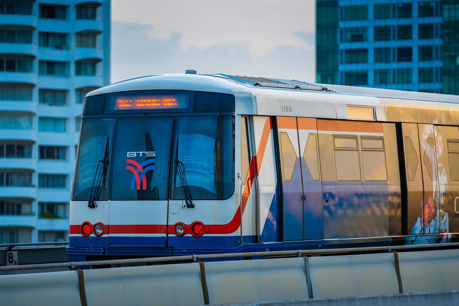 bangkok, tailândia maio 29 bts sky train passando pela ponte taksin saphan taksin ou saphan sathorn à noite em 29 de maio de 2022 em bangkok, tailândia. foto