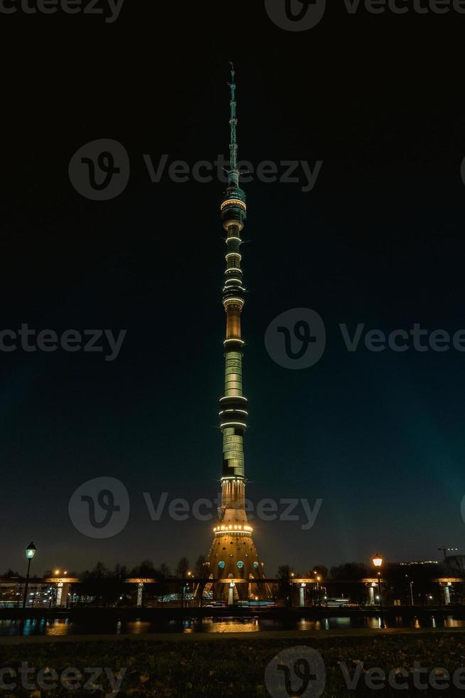 torre ostankino em moscou, visão noturna, moldura vertical foto