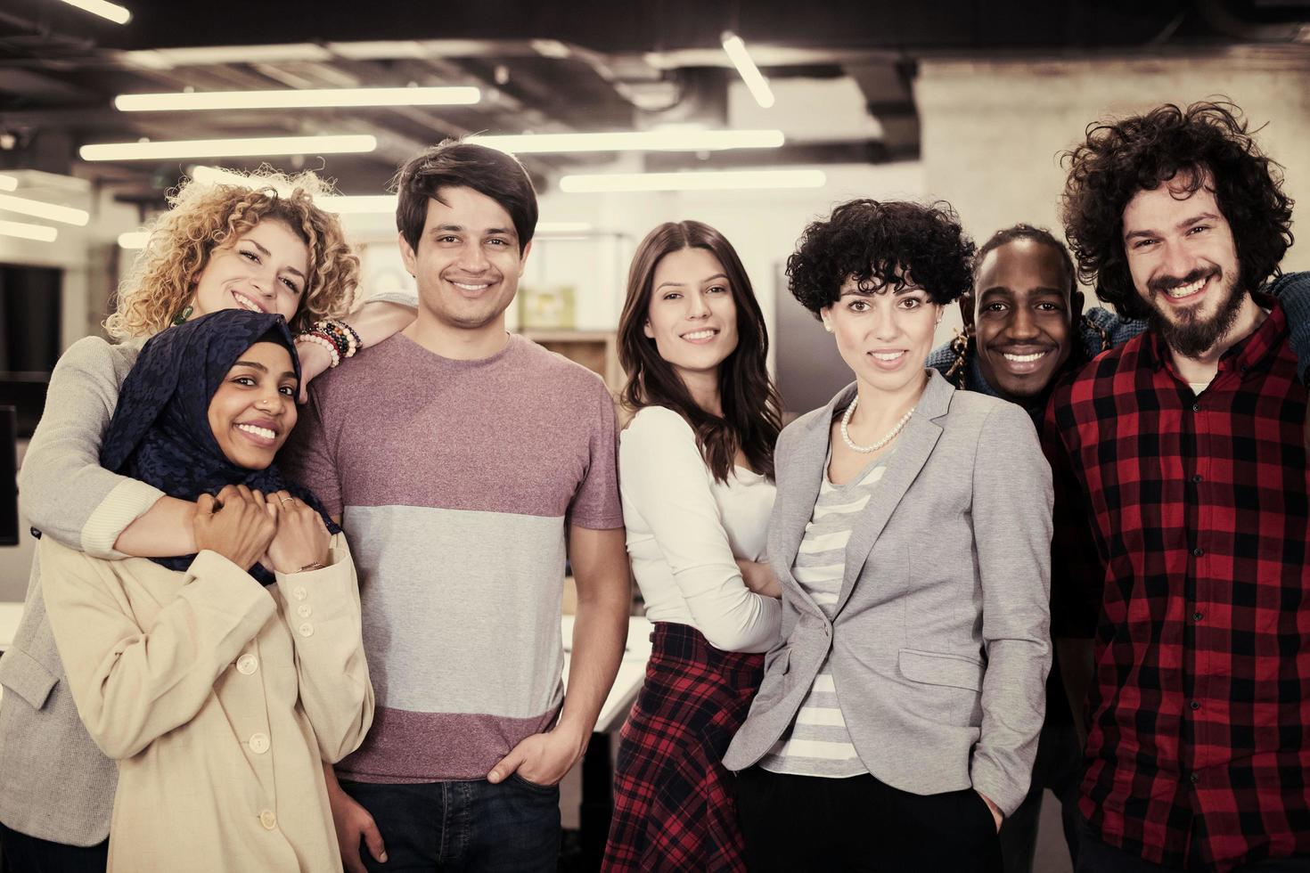 retrato da jovem equipe de negócios multiétnica animada foto