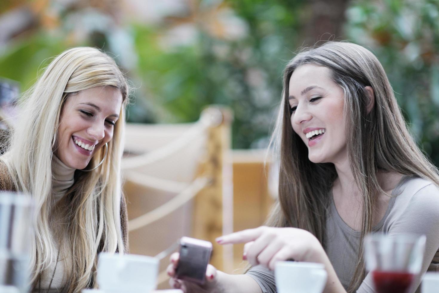 lindas mulheres sorridentes tomando um café foto