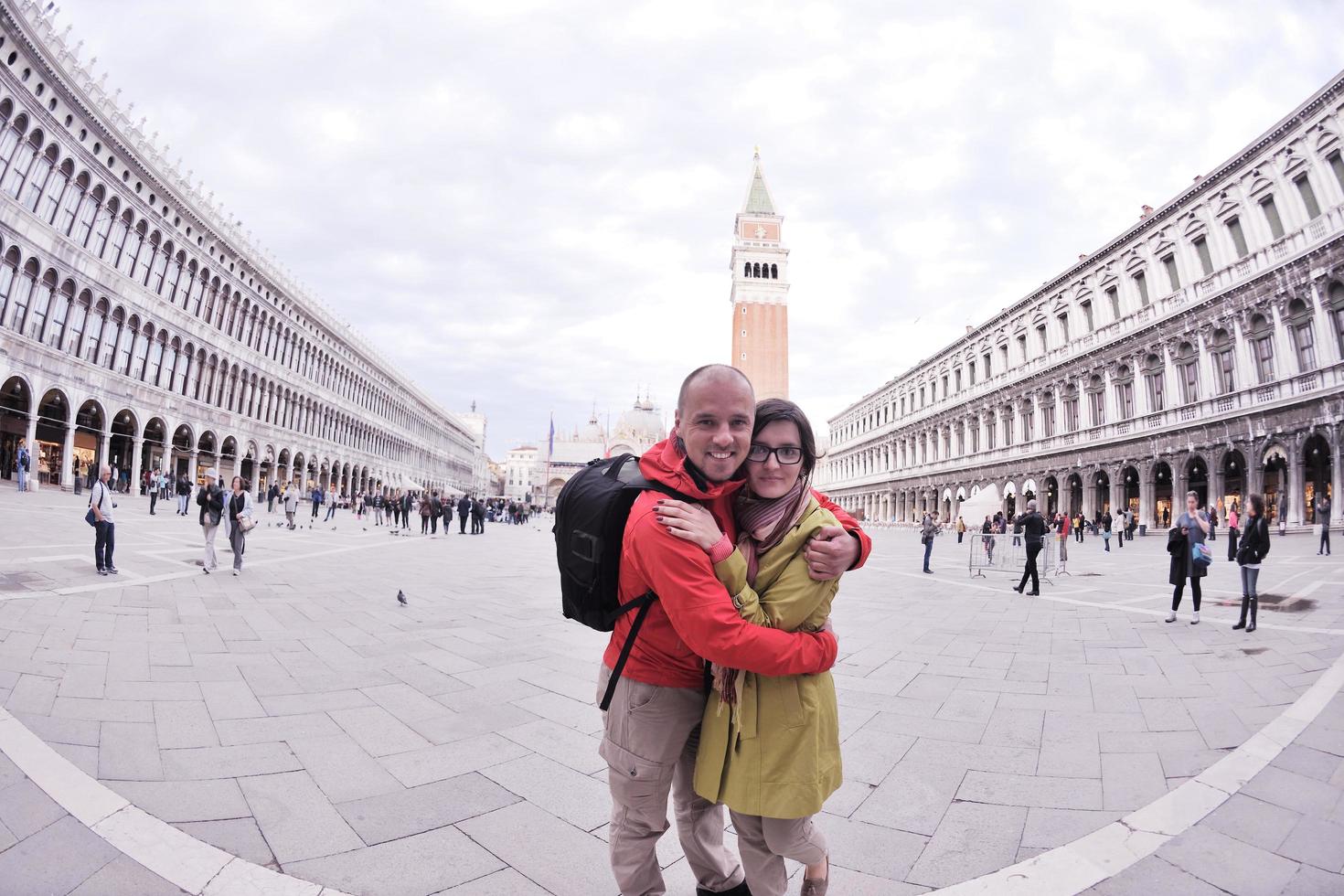 casal feliz em veneza foto