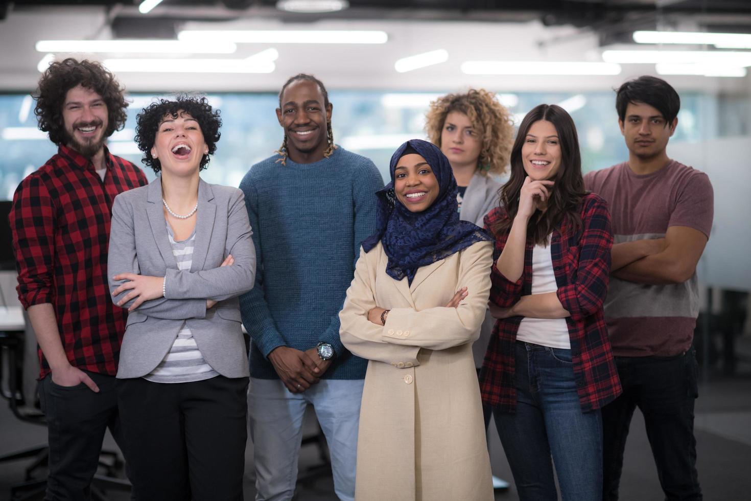 retrato da jovem equipe de negócios multiétnica animada foto