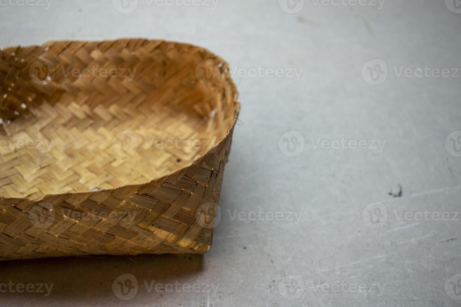 besek, um local de comida tradicional feito de bambu trançado foto