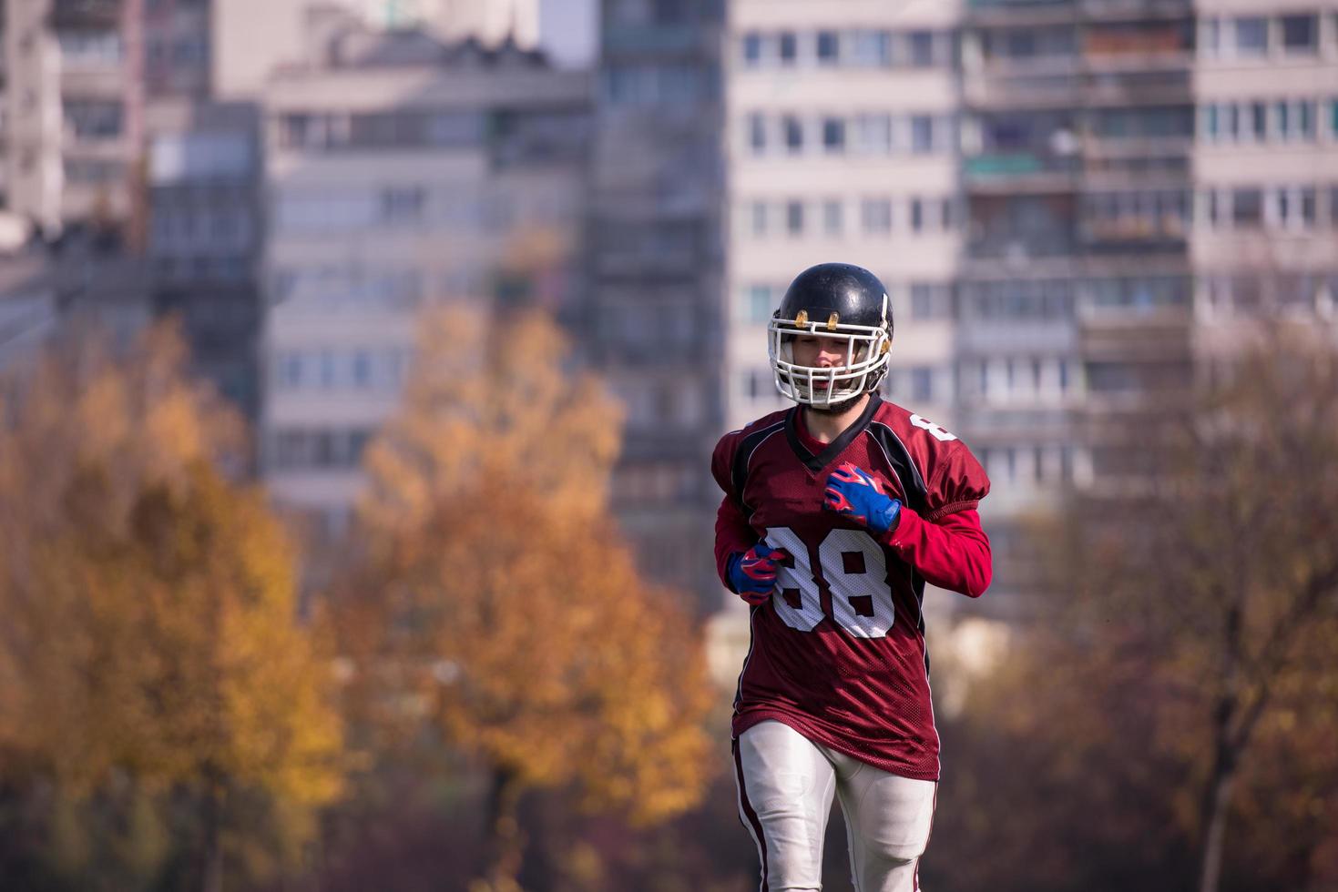 jogador de futebol americano em ação foto