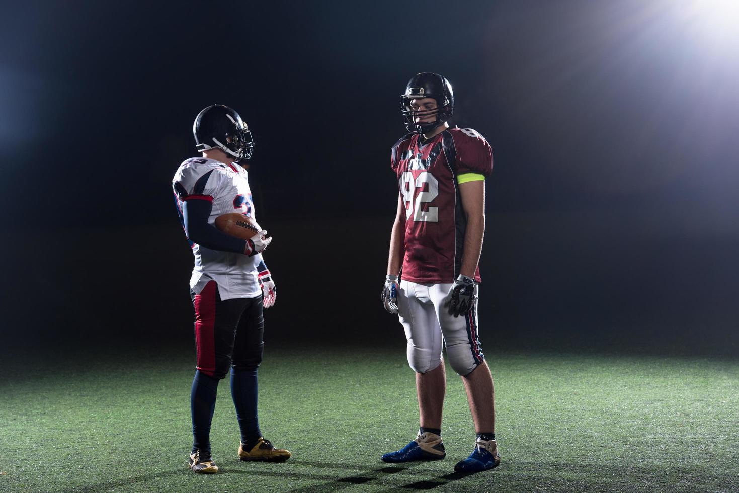 retrato de jogadores de futebol americano confiantes foto