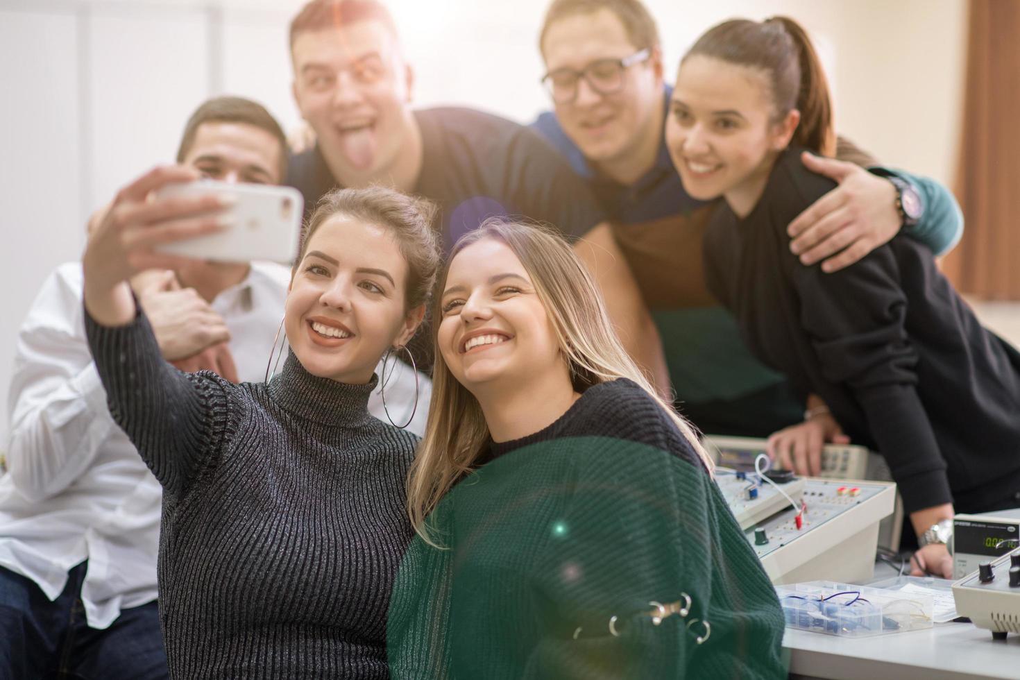 jovens estudantes felizes fazendo foto de selfie