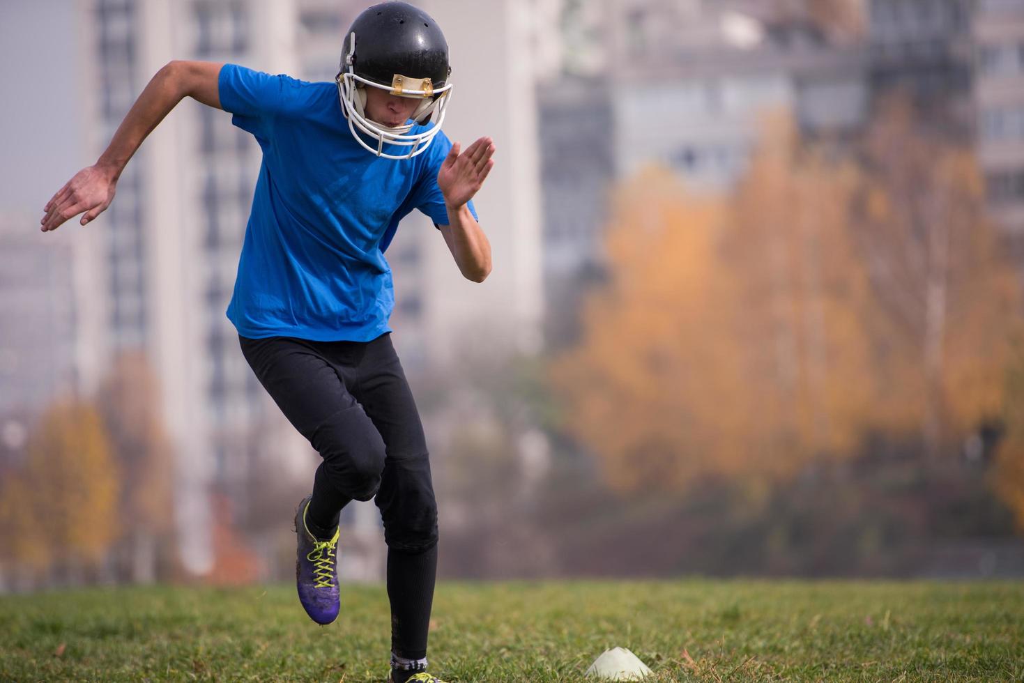 jogador de futebol americano em ação foto